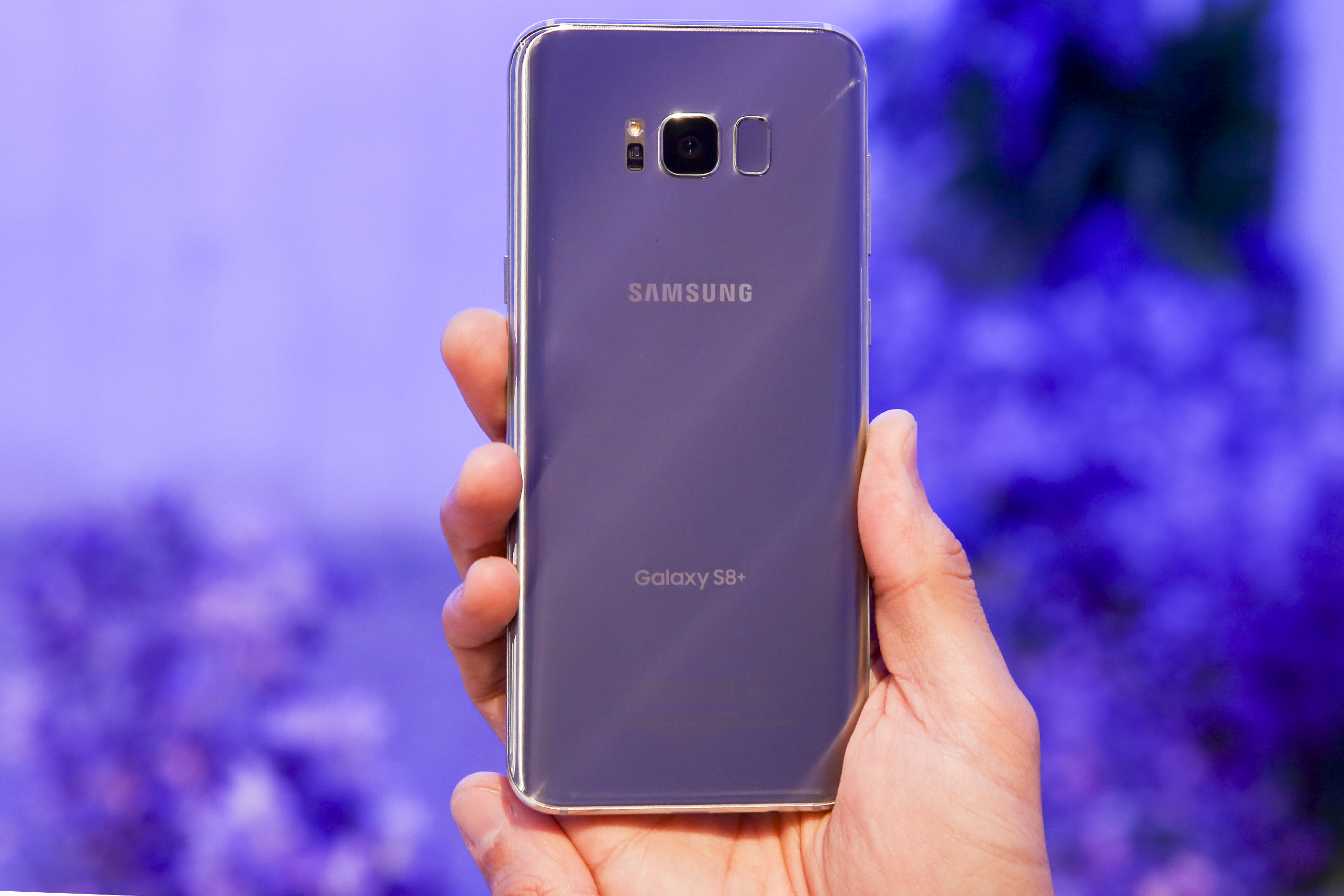 Samsung s9 s8. Samsung s8. Samsung s8 Plus. Samsung Galaxy s8 фиолетовый. Samsung Galaxy s8 Plus фиолетовый.